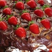 Bolo mousse de chocolate com morango