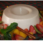 Pudim de atemóia com frutas marinadas