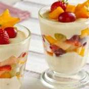 Taça cremosa com frutas frescas