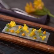 Carpaccio de camarão com mangas e flores