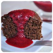 Bolo de cacau com coulis de frutas