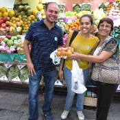 Brasileiros viram ‘amigos de aluguel’ para turistas na Copa