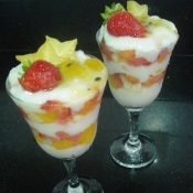 Taça cremosa com frutas frescas sem leite