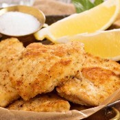 Bacalhau a milanesa com mel e frutas frescas