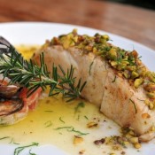 Peixe com chutney de manga e maracujá