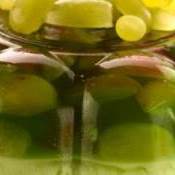 Gelatina de limão com pedaços de uva