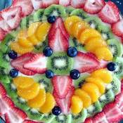 Pizza de chocolate branco com frutas