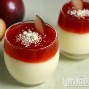 Creme de Amêndoas com Coulis de Ameixas