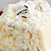 Mousse de coco com calda de amora