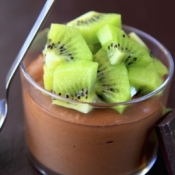 Mousse de chocolate light com kiwi