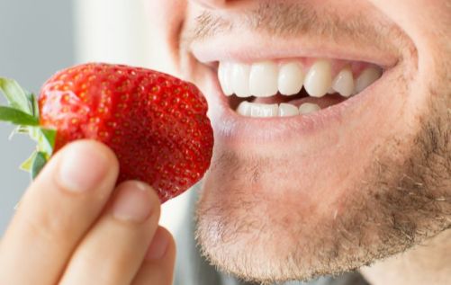 Frutas podem contribuir para a limpeza dos dentes