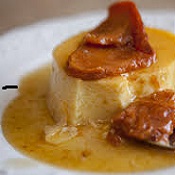 Pudim de leite com caqui assado